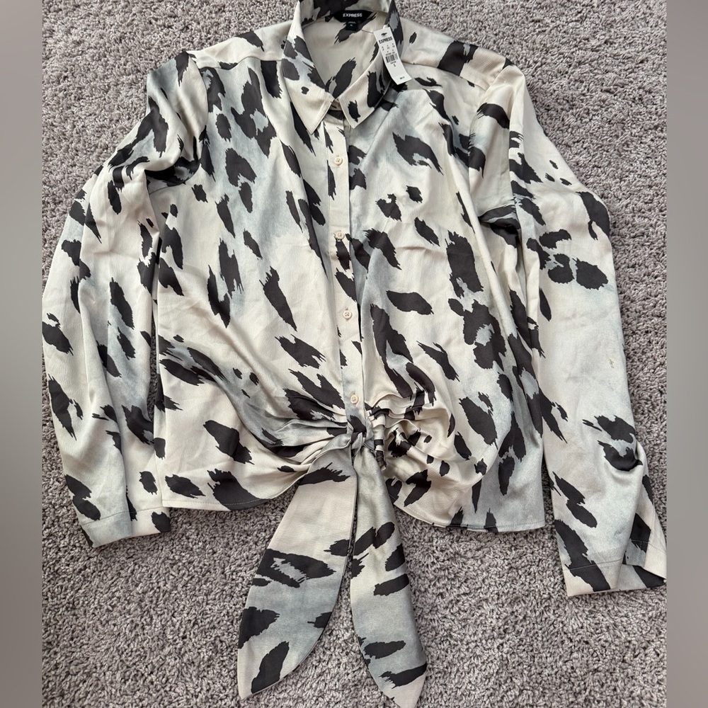 WOMENS EXPRESS BLOUSE
BRAND NEW 
SATIN FEEL MATERIAL